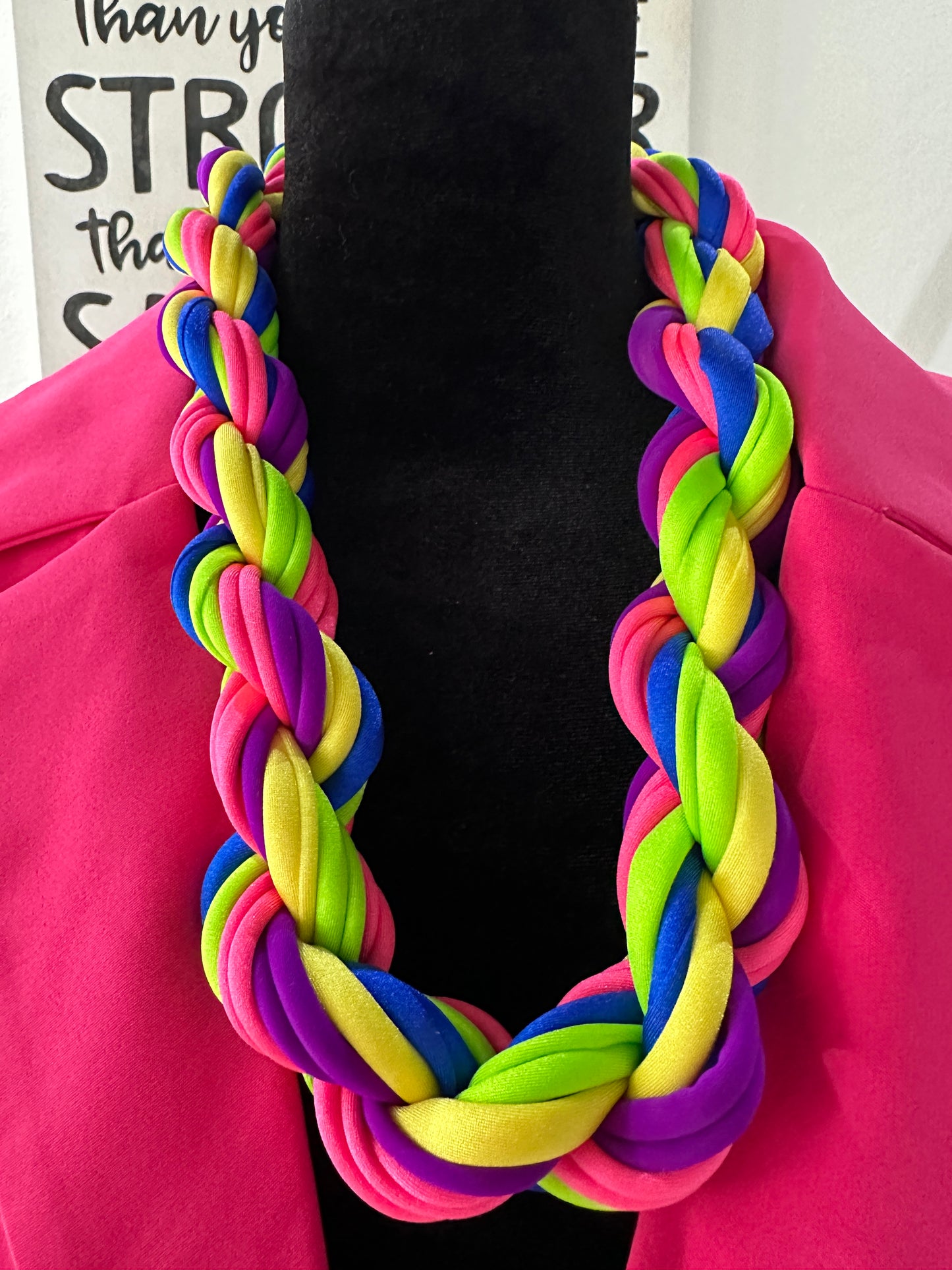 Colorful Necklace knot